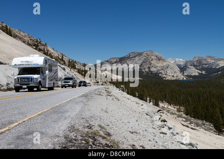 Il traffico sul Tioga pass, Scenic US Highway 120 in Olmsted punto nel Parco Nazionale di Yosemite con il Lago Tenaya in background Foto Stock