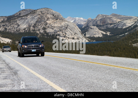 Il traffico sul Tioga pass, Scenic US Highway 120 in Olmsted punto nel Parco Nazionale di Yosemite con il Lago Tenaya in background Foto Stock