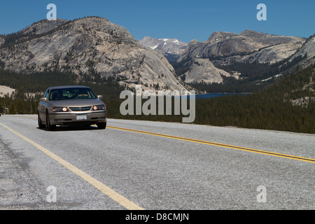 Il traffico sul Tioga pass, Scenic US Highway 120 in Olmsted punto nel Parco Nazionale di Yosemite con il Lago Tenaya in background Foto Stock