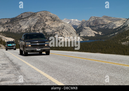 Il traffico sul Tioga pass, Scenic US Highway 120 in Olmsted punto nel Parco Nazionale di Yosemite con il Lago Tenaya in background Foto Stock