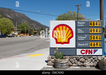 Elevati prezzi del gas nella città di Lee vining su scenic highway 395 nella parte orientale della Sierra Nevada, in California Foto Stock