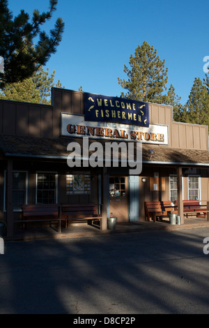 Pine Cliff Resort e rv park general store nel giugno del lago nelle montagne della Sierra Nevada, in California, Stati Uniti d'America Foto Stock