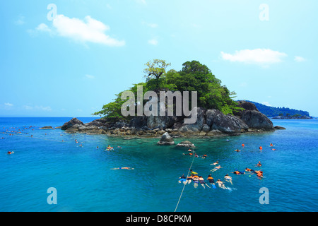 Gruppo Snorkeling viaggi. nei pressi di kho chang isole in Thailandia Foto Stock