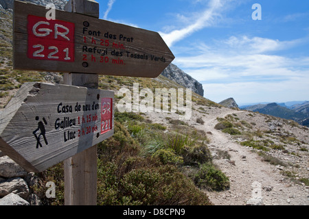 Pali di segnaletica che indica il tempo e le distanze. GR221 percorso di trekking. Tramuntana parco naturale. Mallorca. Spagna Foto Stock