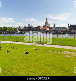 Dresden - Elbwiese (fiume Elba prati) dal Ponte di Augusto; Saxonia, Germania, Europa Foto Stock