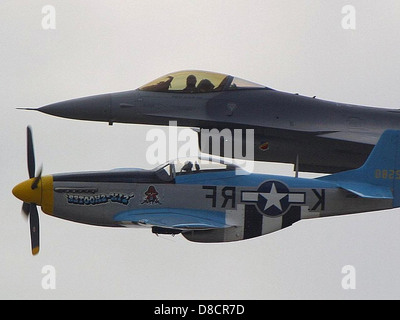 All'interno della cabina di pilotaggio di un aereo a reazione, che mostra il pannello di controllo e gli strumenti. Ai piloti viene mostrato di utilizzare l'aeromobile in un ambiente altamente dettagliato e professionale. L'immagine mette in evidenza la tecnologia aeronautica e la precisione impiegata nel volo di jet militari o commerciali. Foto Stock