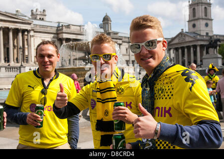 Trafalgar Square, Londra, Regno Unito. Il 25 maggio 2013. Dormund Boussia fans attendono l arrivo del compagno di sostenitori in vista della finale di UEFA Champions League a Wembly Stadium. Credito: Paolo Davey/Alamy Live News Foto Stock