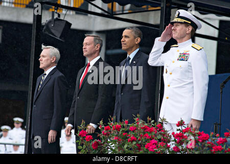 Il Presidente Usa Barack Obama, Maryland Gov. Martin O' Malley, segretario della Marina Ray Mabus (sinistra) e Sovrintendente dell'Accademia Navale Vice Adm. Mike Miller (destra) stand per un 21-gun salute durante l'Accademia Navale di graduazione e cerimonia di messa in servizio. Foto Stock