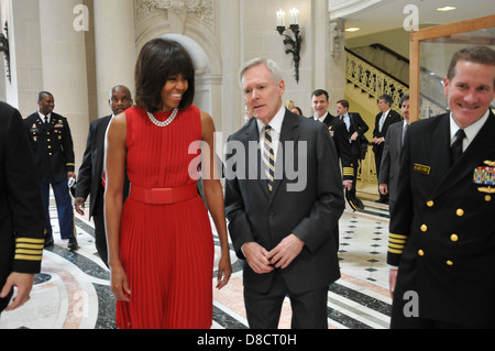 Noi la First Lady Michelle Obama passeggiate con il segretario della Marina Ray Mabus durante una visita alla US Naval Academy Aprile 17, 2013 in Annapolis, MD. Foto Stock