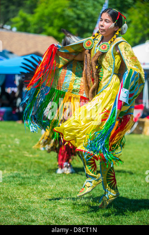 Un nativo non identificato donna Indiana che prende parte al Mariposa ventesimo annuale di Pow Wow in California Foto Stock