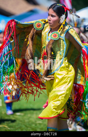 Un nativo non identificato donna Indiana che prende parte al Mariposa ventesimo annuale di Pow Wow in California Foto Stock