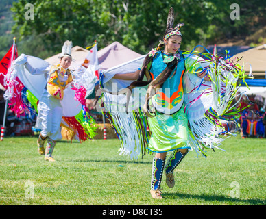 Un nativo non identificato donna Indiana che prende parte al Mariposa ventesimo annuale di Pow Wow in California Foto Stock