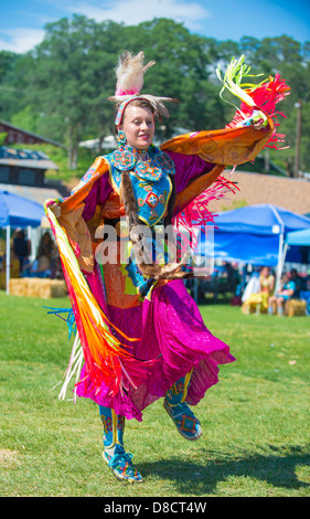 Un nativo non identificato donna Indiana che prende parte al Mariposa ventesimo annuale di Pow Wow in California Foto Stock