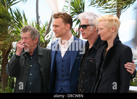 Gli attori John Hurt, Tom Hiddleston, Direttore Jim Jarmusch e attrice Tilda Swinton a solo gli amanti rimasto vivo Photocall Cannes Film Festival il Sabato 26 Maggio 2013 Foto Stock