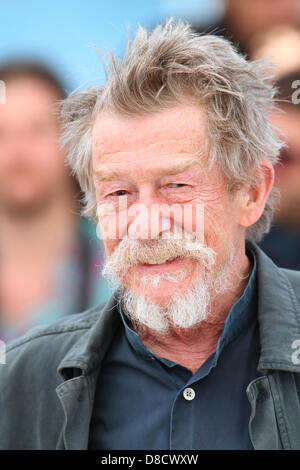 JOHN HURT SOLO GLI AMANTI usciti vivi. PHOTOCALL. FESTIVAL DI CANNES 2013 PALAIS DES FESTIVAL CANNES Francia 25 Maggio 2013 Foto Stock