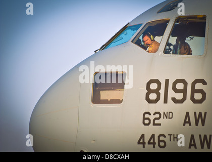 Un pilota della US Air Force esegue la pre-controlli di volo su un C-17 Globemaster III aeromobile prima di uscire aria Shindand Base Maggio 14, 2013 in Sabzwar, Afghanistan. Foto Stock