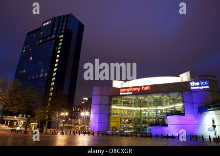 Hotel Hyatt, Symphony Hall & CPI Birmingham presi in Centenary Square nel centro della città di Birmingham durante la notte con le luci accese Foto Stock