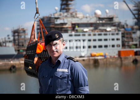 Liverpool, Regno Unito 25 maggio, 2013. In grado marinaio Ben Gibson membro di equipaggio di HMS Edinburgh in occasione del settantesimo anniversario della battaglia dell'Atlantico (BOA 70) commemorazione ed eventi centrati intorno a Liverpool. La battaglia dell'Atlantico è stata la più lunga continua campagna militare nella Guerra Mondiale 2, in corrispondenza della sua altezza da metà-1940 fino alla fine del 1943. Foto Stock