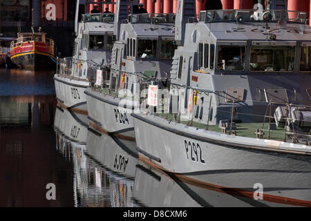 Royal Navy Ships a Albert Dock Liverpool, Regno Unito 24th Maggio, 2013. HMS Inseguitore (P273), HMS Charger (P292) e 'HMS Archer' tutti i pattugliatori di classe Archer e navi di addestramento della British Royal Navy, con sede presso lo Squadron della nave di Patrol di Faslane (FPBS) a HMNB Clyde, al 70th anniversario della battaglia dell'Atlantico (BOA 70) commemorazione ed eventi centrati intorno a Liverpool. La battaglia dell'Atlantico fu la più lunga campagna militare continua della seconda guerra mondiale, al suo culmine dalla metà del 1940 fino alla fine del 1943. Foto Stock