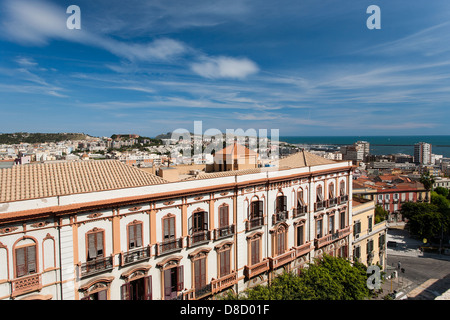 Vista sopra i tetti della città e il porto di Cagliari, Sardegna, Italia. Foto Stock