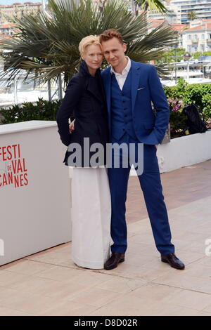 Cannes, Francia. Il 25 maggio 2013. Attori Tom Hiddleston e Tilda Swinton frequentare il photocall per 'solo gli amanti rimasto vivo" presso la 66annuale di Cannes Film Festival. (Immagine di credito: credito: Federico Injimbert/ZUMAPRESS.com/Alamy Live News) Foto Stock