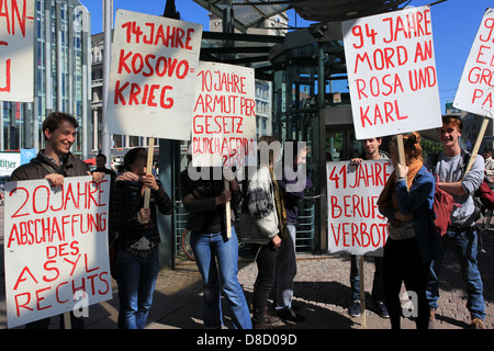 Presso il centocinquantesimo anniversario del partito Social Democratico persone protestano contro le risoluzioni politiche del partito. Germania Foto Stock