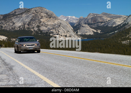 Il traffico sul Tioga pass, Scenic US Highway 120 in Olmsted punto nel Parco Nazionale di Yosemite con il Lago Tenaya in background Foto Stock