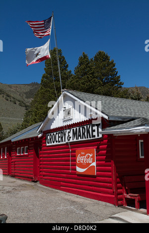 Mercato Mono fruttivendolo lee vining su scenic highway 395 nella parte orientale della Sierra Nevada, in California Foto Stock