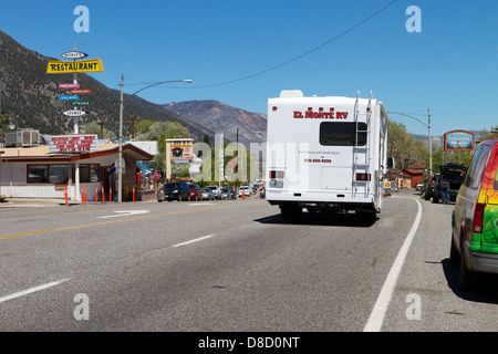 Un RV viaggia attraverso lee vining su scenic highway 395 nella parte orientale della Sierra Nevada, in California Foto Stock