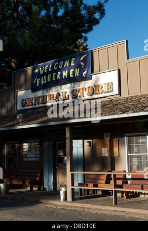 Pine Cliff Resort e rv park general store nel giugno del lago nelle montagne della Sierra Nevada, in California, Stati Uniti d'America Foto Stock