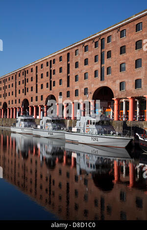 Royal Navy Ships a Albert Dock Liverpool, Regno Unito 24th Maggio, 2013. HMS Inseguitore (P273), HMS Charger (P292) e 'HMS Archer' tutti i pattugliatori di classe Archer e navi di addestramento della British Royal Navy, con sede presso lo Squadron della nave di Patrol di Faslane (FPBS) a HMNB Clyde, al 70th anniversario della battaglia dell'Atlantico (BOA 70) commemorazione ed eventi centrati intorno a Liverpool. La battaglia dell'Atlantico fu la più lunga campagna militare continua della seconda guerra mondiale, al suo culmine dalla metà del 1940 fino alla fine del 1943. Foto Stock