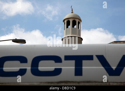 Finsbury Park, a nord di Londra, Regno Unito. Il 25 maggio 2013. Tvcc di polizia van Parcheggiato fuori di Finsbury Park moschea, a nord di Londra di oggi. La joint venture tra la Metropolitan Police e London Borough di Islington. Vi è stato un grande aumento di anti-Musulmano incidenti nella scia dell'assassinio di un soldato a Woolwich. Credito: Jeffrey Blackler/Alamy Live News Foto Stock