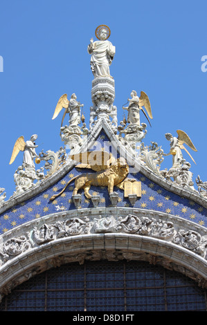 Statua di San Marco con il leone alato sul tetto di San Marco nella cattedrale di Venezia, Italia Foto Stock