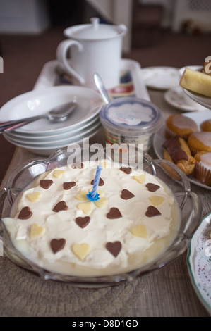 Tradizionale inglese britannico fatto in casa Trifle a casa Foto Stock