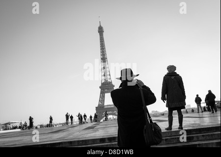 I turisti fotografare la Torre Eiffel dalla Place du Trocadéro a Parigi, Francia. Foto Stock