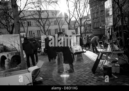 Una coppia in amore condividere un bacio pubblico in Place du Tertre mercato d'arte nella zona di Montmartre di Parigi, Francia. Foto Stock