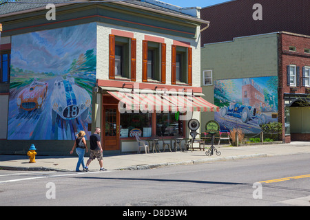 Illustrazione murale su edifici in Franklin Street in Watkins Glen nella regione dei Laghi Finger dello Stato di New York Foto Stock