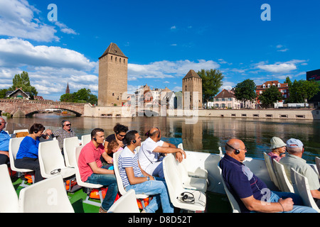 Vista dall'imbarcazione turistica lungo il fiume Ill e Ponts Couvers / ponti coperti nel quartiere Petite France di Strasburgo, Alsazia, Francia Foto Stock