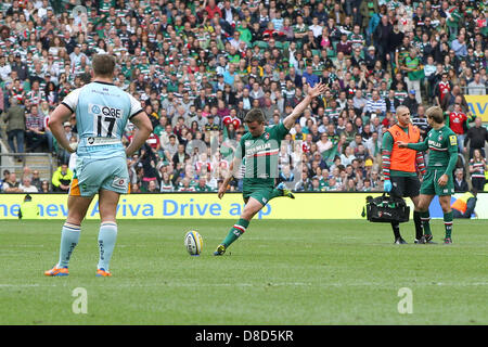 Londra, Regno Unito. Il 25 maggio 2013. Leicester Tigers George Ford prende una penalità durante la Aviva Premiership Rugby finale tra Leicester Tigers e Northampton santi da Twickenham. Credit: Azione Plus immagini di sport/Alamy Live News Foto Stock