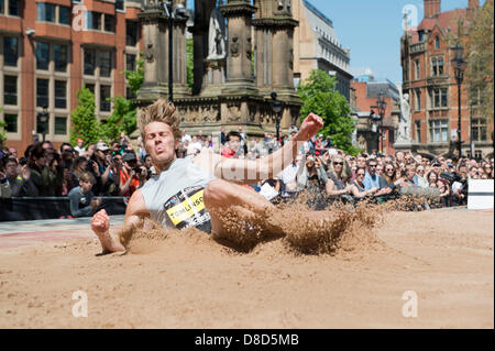 MANCHESTER, REGNO UNITO. Il 25 maggio 2013. Chris Tomlinson di Gran Bretagna terre a prendere il 2° posto nella mens salto in lungo evento in piazza Albert, Manchester, durante il 2013 BT grande CityGames. Inoltre sono stati concorrenti Greg Rutherford (Gran Bretagna, 1st), Rudon Bastian (Bahamas, 3rd), e Jhamal Bowen (Panama, 4a). Credito: News scatti nord/Alamy Live News (solo uso editoriale). Foto Stock