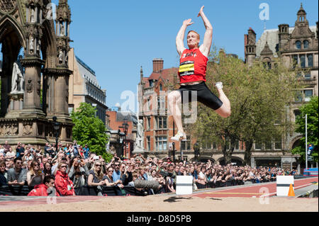 MANCHESTER, REGNO UNITO. Il 25 maggio 2013. Greg Rutherford di Gran Bretagna salta per prendere il primo posto nella mens salto in lungo evento in piazza Albert, Manchester, durante il 2013 BT grande CityGames. L'attuale campione olimpico beat Chris Tomlinson (Gran Bretagna, 2nd), Rudon Bastian (Bahamas, 3rd), e Jhamal Bowen (Panama, 4a). Credito: News scatti nord/Alamy Live News (solo uso editoriale). Foto Stock