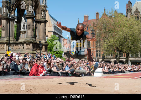 MANCHESTER, REGNO UNITO. Il 25 maggio 2013. Jhamal Bowen di Panama terre per finire al quarto posto nella mens salto in lungo evento in piazza Albert, Manchester, durante il 2013 BT grande CityGames. Inoltre sono stati concorrenti Greg Rutherford (Gran Bretagna, 1st), Chris Tomlinson (Gran Bretagna, 2nd) e Rudon Bastian (Bahamas, 3rd). Credito: News scatti nord/Alamy Live News (solo uso editoriale). Foto Stock