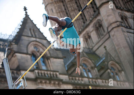 MANCHESTER, REGNO UNITO. Il 25 maggio 2013. Raphael Holzdeppe di Germania volte a prendere il 2° posto nella mens caso Pole Vault in Albert Square, Manchester, durante il 2013 BT grande CityGames. Inoltre sono stati concorrenti Malte Mohr (Germania, 1st), Konstantinos Filippidis (Grecia, 3rd), Andy Sutcliffe (Gran Bretagna, 4th) e Karsten Dilla (Germania, 5°). Credito: News scatti nord/Alamy Live News (solo uso editoriale). Foto Stock