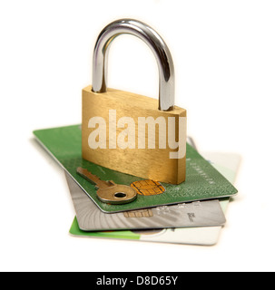 Un mucchio di carte di credito con un lucchetto e chiave sulla sommità di essi. Foto Stock
