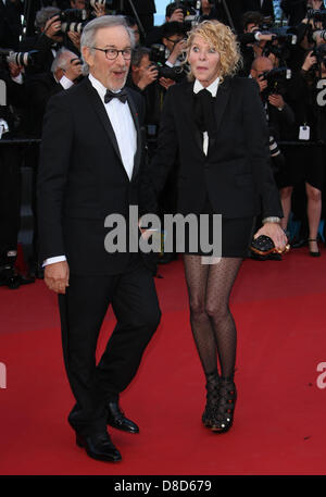 STEVEN SPIELBERG Kate Capshaw la Venere A LA FOURRURE. PREMIERE. FESTIVAL DI CANNES 2013 PALAIS DES FESTIVAL CANNES Francia 2 Foto Stock