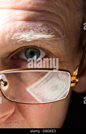 Occhio dell'imprenditore, riflessione naturale negli occhi e occhiali di protezione Foto Stock