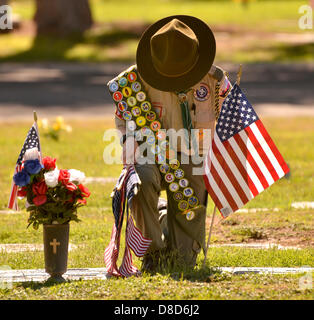 Prato Est Palms cimitero, Tucson, Arizona, Stati Uniti. Il 25 maggio 2013. Boy Scout, Ray Langlais, 13, di Catalina la truppa del consiglio 141 luoghi bandiere il 25 maggio 2013 presso le tombe dei defunti militari statunitensi reduci in preparazione per il lunedì è giorno memoriale servizi a Prato Est Palms cimitero, Tucson, Arizona, Stati Uniti. Langlais dice che egli aiuta a collocare le bandiere per "aiutare il mio paese". Suo padre Ray Langlais Suor aggiunto che mettendo le bandiere presso le tombe 'rementi di persone di che cosa il Memorial Day è supposto per essere . Si tratta di un ricordo di persone che hanno servito il nostro paese.' Credit: Norma Jean Gargasz/Alamy Live News Foto Stock