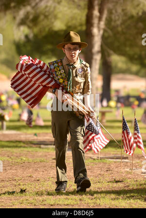 Prato Est Palms cimitero, Tucson, Arizona, Stati Uniti. Il 25 maggio 2013. Boy Scout, Ray Langlais, 13, di Catalina la truppa del consiglio 141 luoghi bandiere il 25 maggio 2013 presso le tombe dei defunti militari statunitensi reduci in preparazione per il lunedì è giorno memoriale servizi a Prato Est Palms cimitero, Tucson, Arizona, Stati Uniti. Langlais dice che egli aiuta a collocare le bandiere per "aiutare il mio paese". Suo padre Ray Langlais Suor aggiunto che mettendo le bandiere presso le tombe 'rementi di persone di che cosa il Memorial Day è supposto per essere . Si tratta di un ricordo di persone che hanno servito il nostro paese.' Credit: Norma Jean Gargasz/Alamy Live News Foto Stock