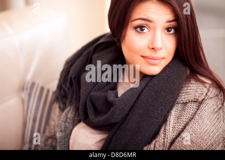 Closeup ritratto di un simpatico giovane donna a casa Foto Stock