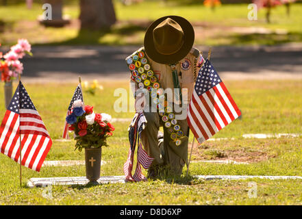 Prato Est Palms cimitero, Tucson, Arizona, Stati Uniti. Il 25 maggio 2013. Boy Scout, Ray Langlais, 13, di Catalina la truppa del consiglio 141 luoghi bandiere il 25 maggio 2013 presso le tombe dei defunti militari statunitensi reduci in preparazione per il lunedì è giorno memoriale servizi a Prato Est Palms cimitero, Tucson, Arizona, Stati Uniti. Langlais dice che egli aiuta a collocare le bandiere per "aiutare il mio paese". Suo padre Ray Langlais Suor aggiunto che mettendo le bandiere presso le tombe 'rementi di persone di che cosa il Memorial Day è supposto per essere . Si tratta di un ricordo di persone che hanno servito il nostro paese.' Credit: Norma Jean Gargasz/Alamy Live News Foto Stock